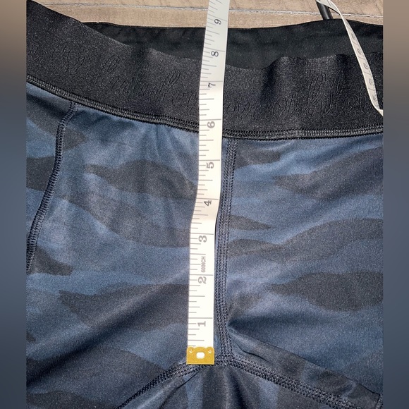 Lululemon shorts size 6 - Picture 9 of 10